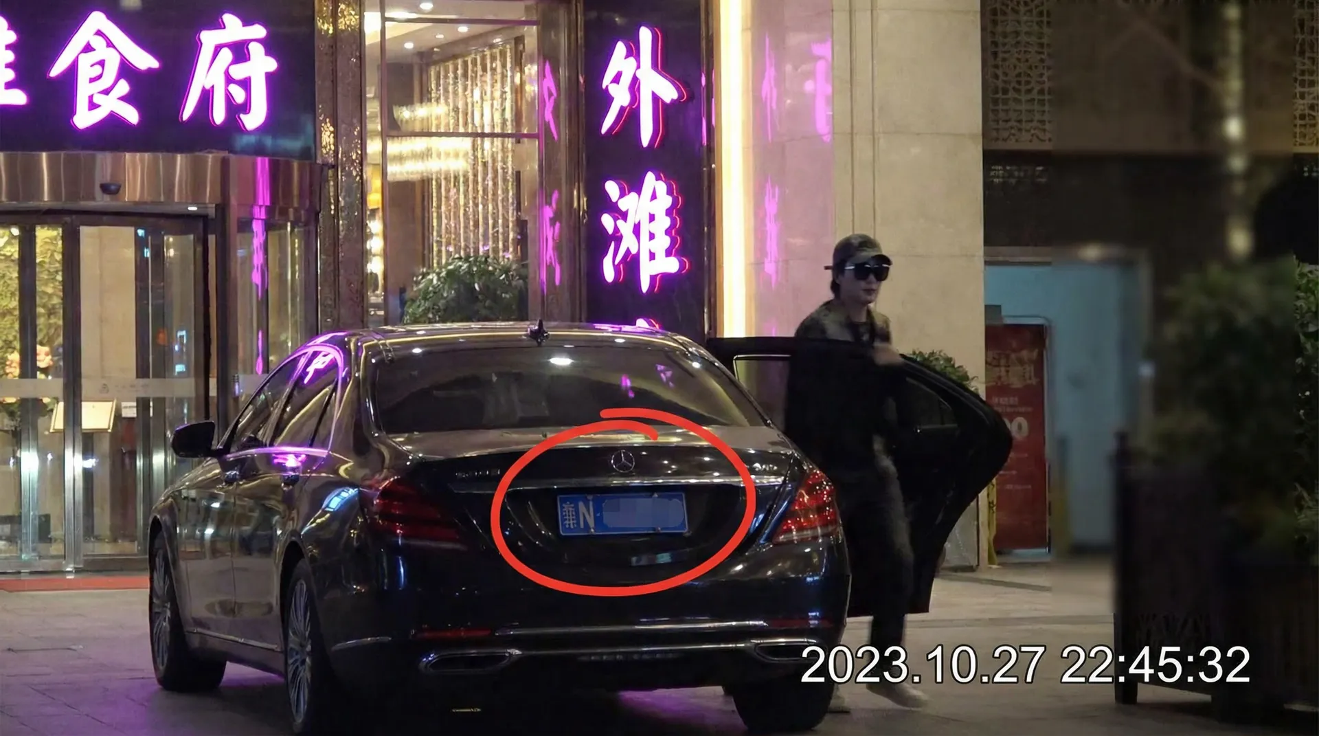 俄罗斯美女 - 豪车餐厅外偷拍